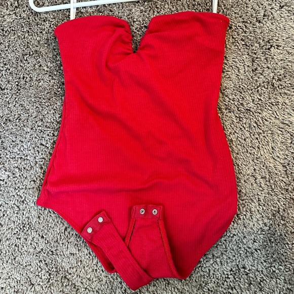 Intriguing Icon Red Ribbed Strapless Notched Bodysuit - Picture 2 of 3